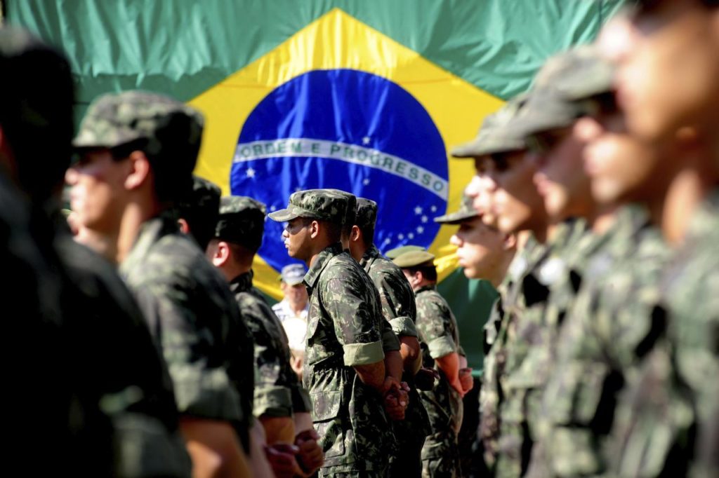 Exercito Brasileiro ao fundo a bandeira - Fatos Militares