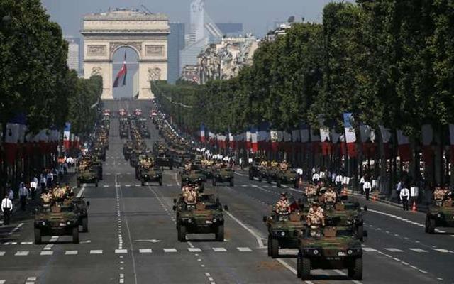 Um desfile militar em Paris - Fatos Militares