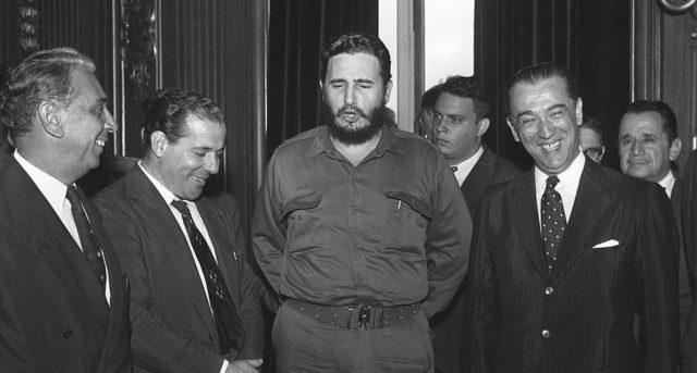 Fidel Castro entre o vice-presidente João Goulart e o presidente Juscelino Kubitschek.