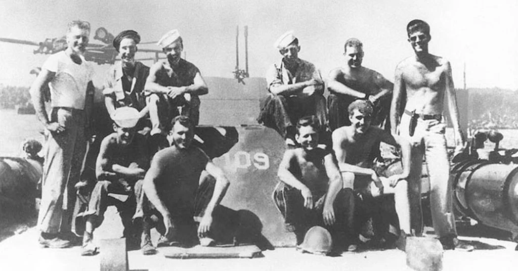 O Tenente John F. Kennedy, (à direita) com outros tripulantes a bordo PT-109, 1943.