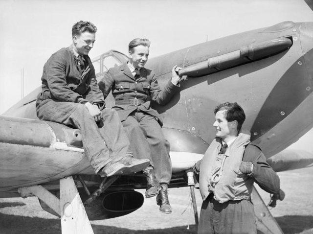 O líder de esquadrão Peter Townsend (Futuro palafreneiro da corte real) conversa com o seu grupo em Wick, Scotland, 1940.