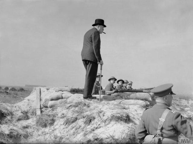 O primeiro-ministro Winston Churchill encontra com soldados da infantaria em uma posição de defesa costeira perto de Hartlepool em 31 de julho de 1940.
