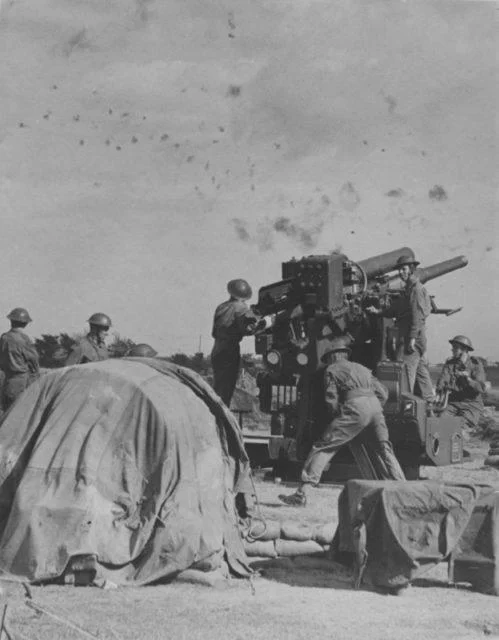 Os artilheiros antiaéreos britânicos disparam os QF de 3,7 polegadas AA, durante a Batalha da Grã-Bretanha.