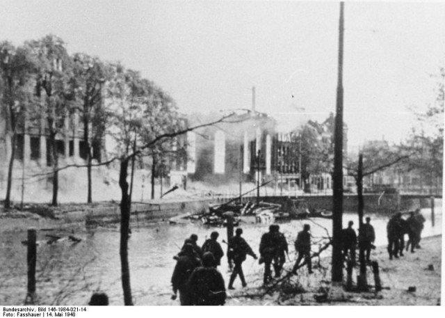 Tropas alemãs atravessam a cidade destruída. - Fatos Militares