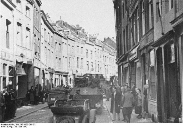 Tropas alemãs e equipamentos nas ruas de Maastricht. - Fatos Militares