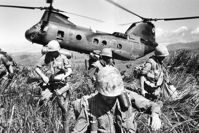Tropas americanas deixando um helicóptero da marinha.