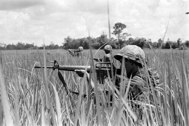 Um pelotão de rifle prepara-se para a batalha neste campo vietnamita.