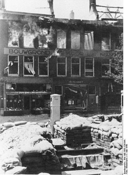 Uma posição defensiva holandesa, uma apartamento queima por causa do bombardeio alemão. - Fatos Militares