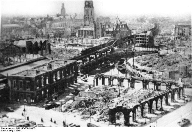 Uma vista da destruição do centro de Rotterdam. - Fatos Militares
