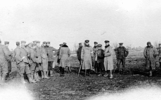 Tropas britânicas e alemãs reunidas em terra de ninguém durante a trégua de Natal - Fatos Militares
