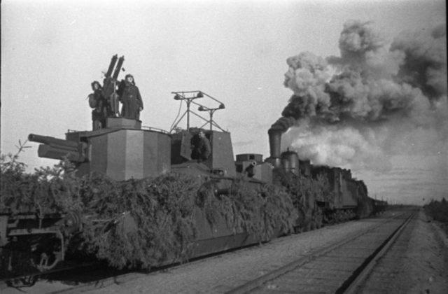 Duas metralhadora antiaérea em um trem blindado soviético