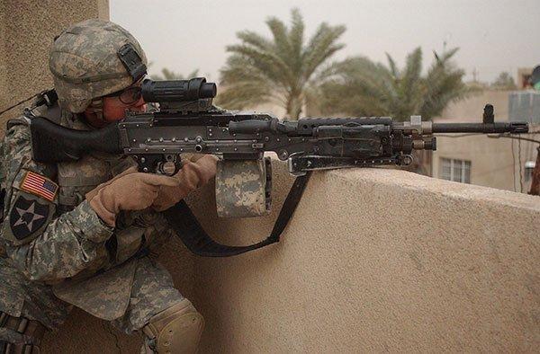 Um soldado americano com uma metralhadora M240B