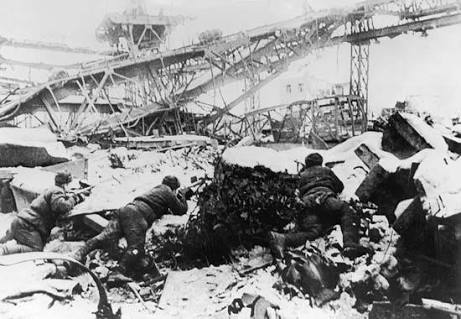 Soldados soviéticos em uma fábrica destruída