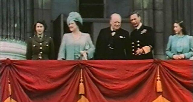 Familia Real na varanda do Palácio de Buckingham no fim da Segunda Guerra Mundial