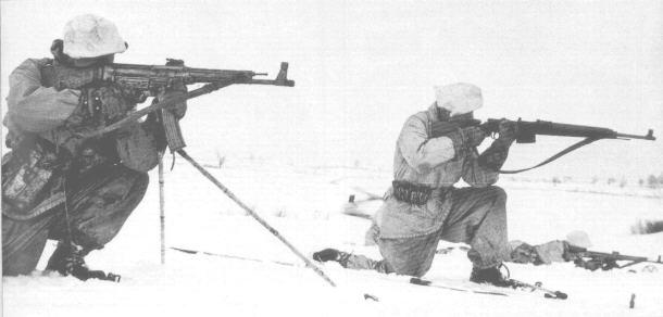 Tropas de Ski alemães usando StG 44 e o G43