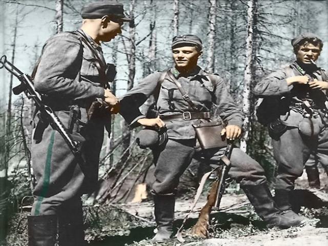 Lauri Törni (meio) como tenente finlandês na década de 1940. - Fatos Militares