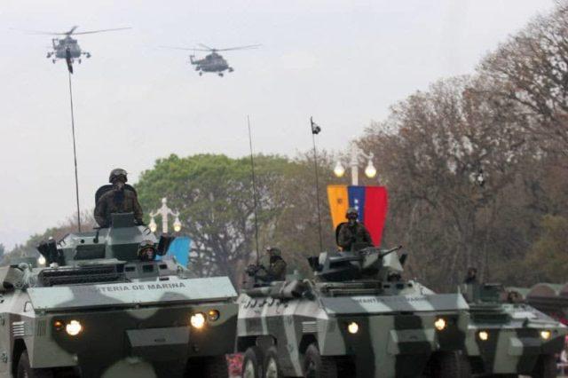 Blindados venezuelanos durante uma parada militar