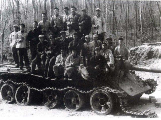 O Exército chinês capturando o tanque soviético T-62