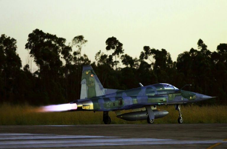F-5 EM da FAB decolando.