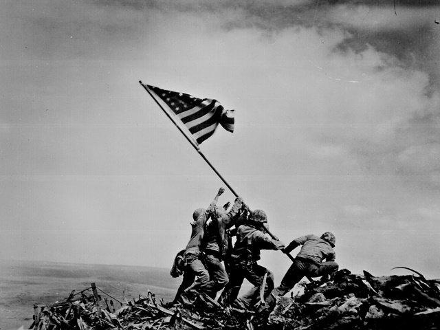 Levantamento da bandeira norte-americana depois da Batalha de Iwo Jima