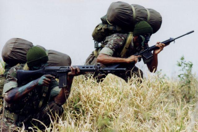 Fuzil FN FAL por tropas brasileiras - Fuzil Automático Leve