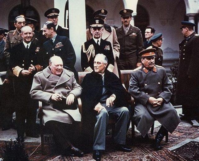 Churchill, Roosevelt e Stalin durante a Conferência de Yalta, em 1945.
