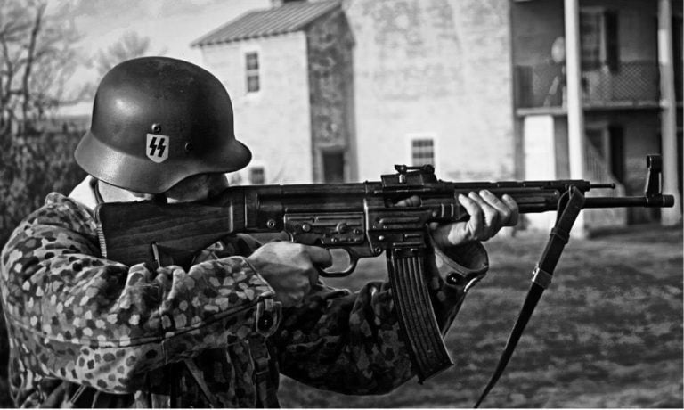 Um soldado alemão com um fuzil StG 44