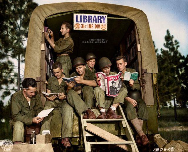 Soldados lendo livros na Segunda Guerra Mundial
