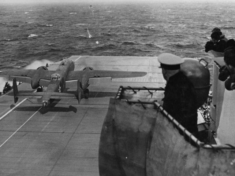 Um bombardeiro norte-americano B-25B decola do porta-aviões USS Hornet (CV-8) durante o “Ataque Doolittle”.