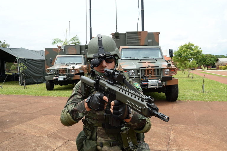 Soldado com um IA2