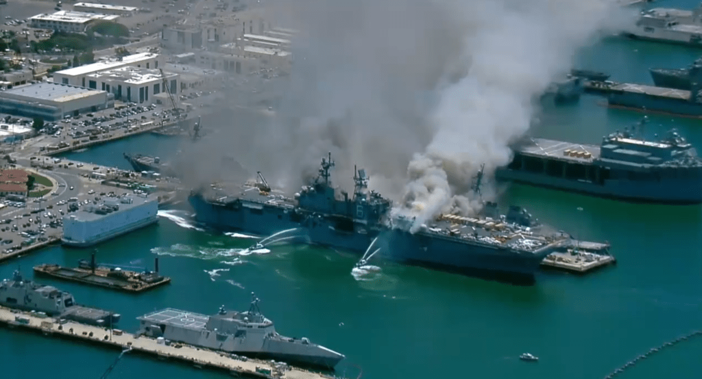 Incêndio a bordo do USS Bonhomme