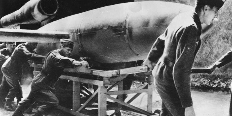 Soldados preparam bomba V-1 para lançamento