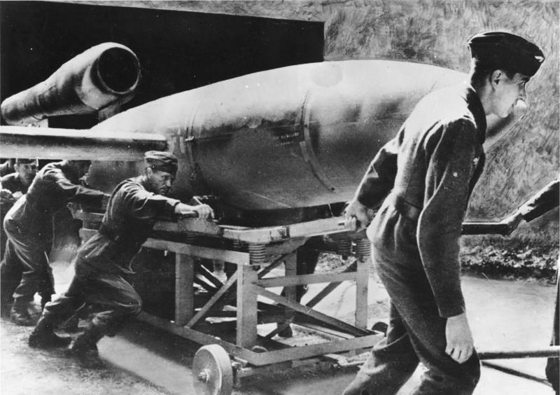 Soldados preparam bomba V-1 para lançamento