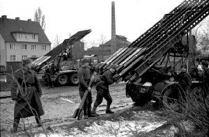 Soldados preparando BM-13 para disparo