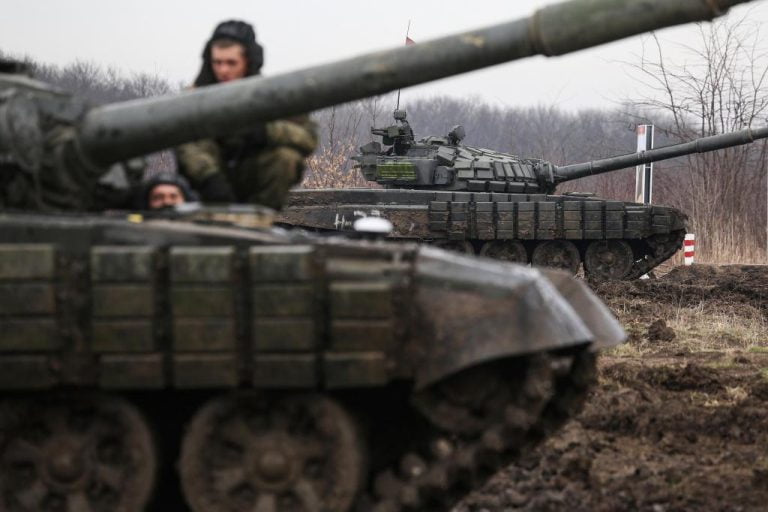 Tanques russos na fronteira com a Ucrânia