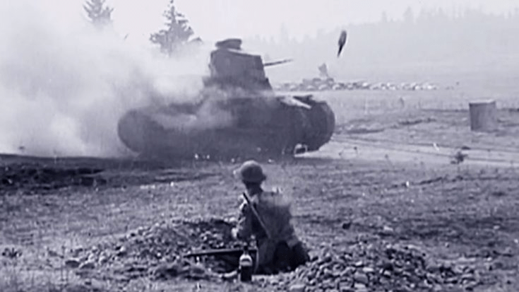 Soldado finlandês ataca blindado soviético com Coquetel Molotov