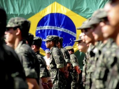 Exercito Brasileiro ao fundo a bandeira - Fatos Militares