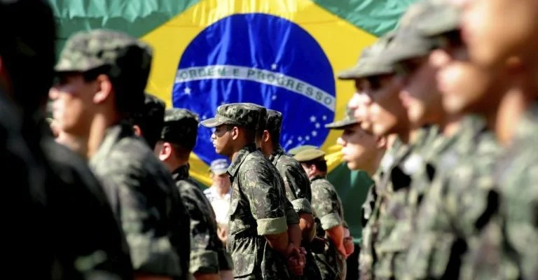 Exercito Brasileiro ao fundo a bandeira - Fatos Militares