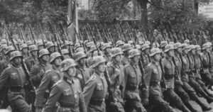 Soldados da Wehrmacht durante desfile militar