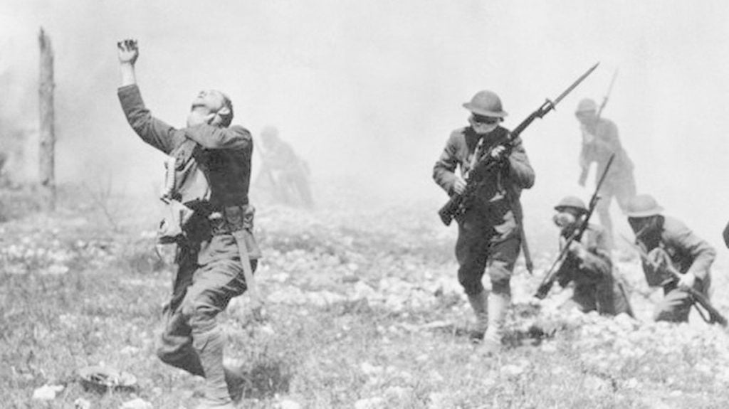 Soldado sem máscara sofre com os efeitos do gás mostarda, na Primeira Guerra Mundial
