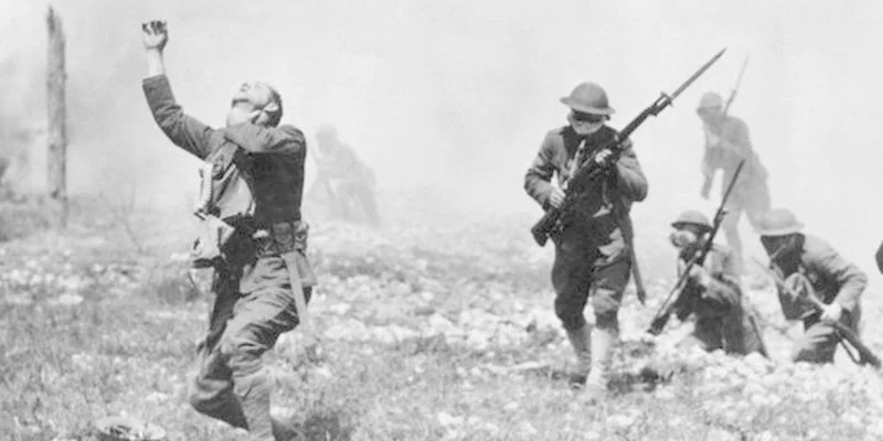 Soldado sem máscara sofre com os efeitos do gás mostarda, na Primeira Guerra Mundial