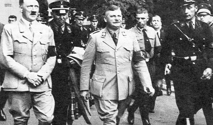 Adolf Hitler ao lado de Ernst Rohm