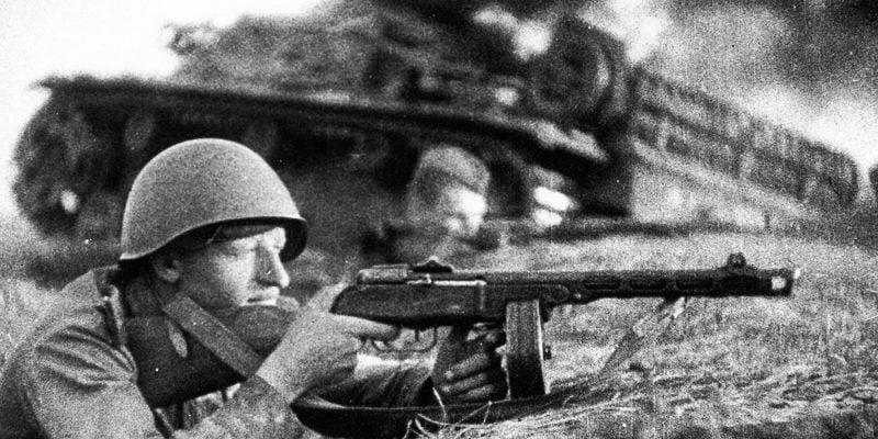 Soldado soviético portando uma PPSh-41