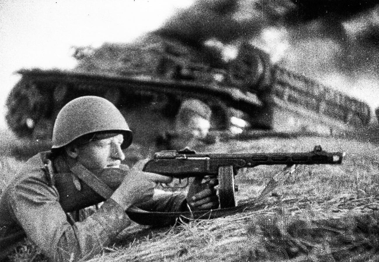 Soldado soviético portando uma PPSh-41