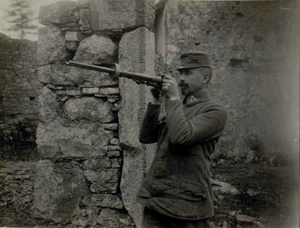 Soldado operando uma Villar Perosa M15