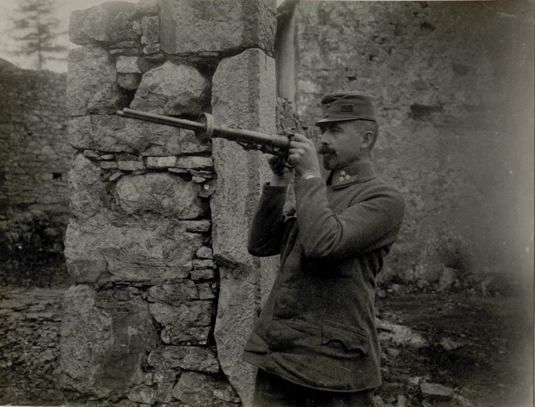 Soldado operando uma Villar Perosa M15