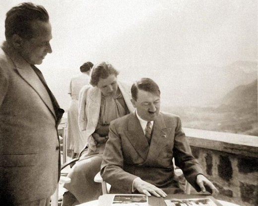 Uma foto inédita mostra Eva Braun e Adolf Hitler. (LIFE.com)