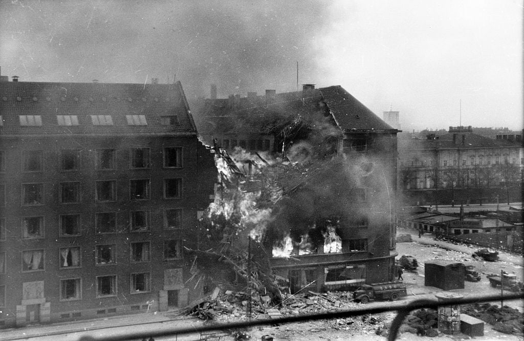 Prédio da Gestapo em chamas após bombardeio da Operação Cartago