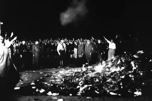 Livros sendo queimados na Alemanha Nazista