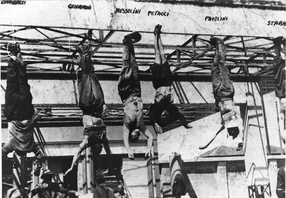 Mussolini e Clara Petacci, sua amante, após serem executados pela Resistência